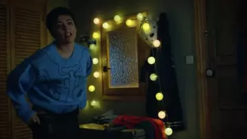 Le pull à imprimé visages en bleu clair porté par Ari Blanco (Carla Díaz) dans la série Élite (Saison 4 Episode 7)