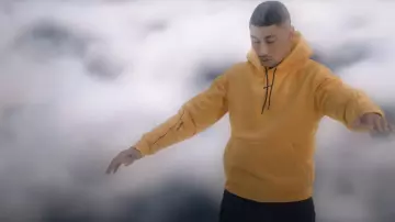 Sweatshirt NOCTA Nike porté par Maes dans Petit coeur Ft. Maes (Clip officiel)