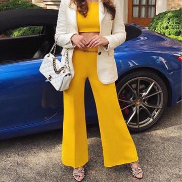 Los zapatos de tacón que lució Elizabeth Gillies en el set de la temporada 2 de Dynasty en su cuenta de Instagram