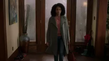 Trench léger vert de gris de Dr. Maggie Pierce (Kelly McCreary) dans Grey's Anatomy (S15E07)