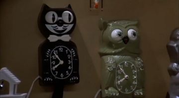 Horloge  chat dans retour vers le futur  de doc Emmet brown  Christopher Lloyd dans le film Retour vers le futur 