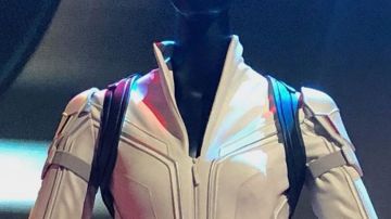 Combinaison blanche portée par Natasha Romanoff (Scarlett Johansson) telle que vue dans la garde-robe du film Black Widow