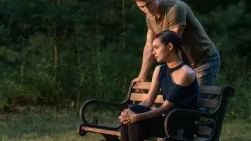 La découpe du T-shirt porté par April (Sofia Carson) dans Feel the Beat