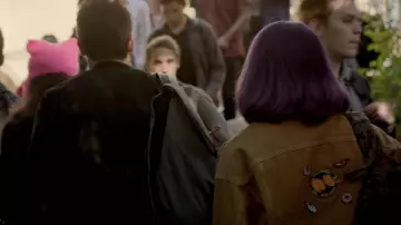 Fingers Crossed Pin worn by Gert Yorkes (Ariela Barer) in Marvel's Runaways (S01E09)