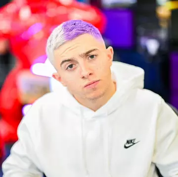 Sweat Nike blanc porté par Michou sur son compte Instagram