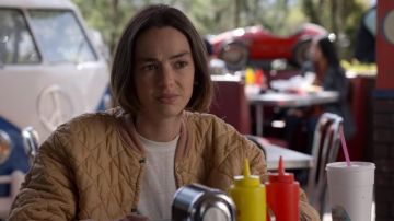 Le blouson jaune matelassé porté par Casey Gardner (Brigette Lundy-Paine) dans la série Atypical (S04E08)