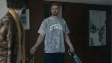 T-shirt en marbre violet surdimensionné « Outsider » porté par Mike (Andrew Santino) dans la série télévisée DAVE (S02E02)