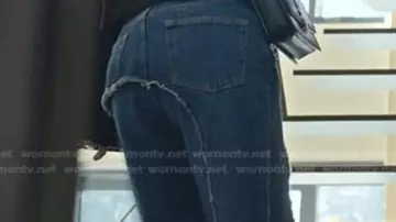 Jean jambe ouverte de Mencía Blanco (Martina Cariddi) dans Élite (S04E07)