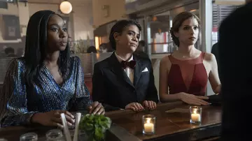 La robe rouge Rick Owens portée par Darby (Anna Kendrick) dans la série Love Life (S01E10)