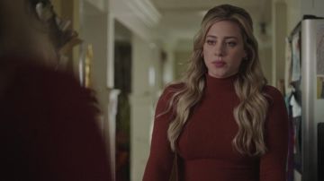 Suéter rojo usado por Betty Cooper (Lili Reinhart) en Riverdale (S05E05)