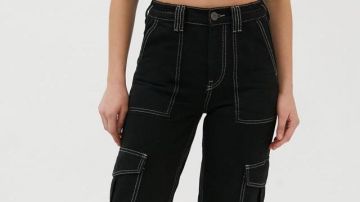 Jeans worn (at 18:00 in episode) when Casey is talking to Elsa whilst sat on the couch of Casey Gardner (Brigette Lundy-Paine) in Atypical (S04E10)