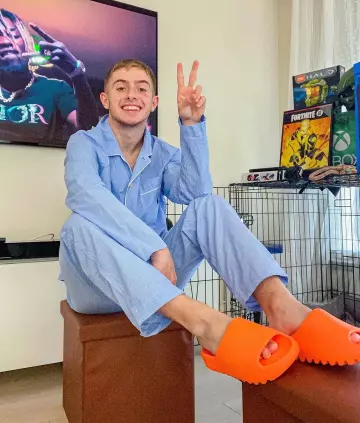 Claquettes Yeezy ENFLAME ORANGE portées par Michou sur le compte Instagram de @michou_yt