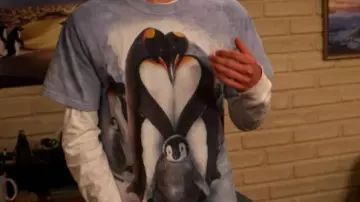 Family penguin t-shirt used by Sam Gardner (Keir Gilchrist) in Atypical (S04E09)