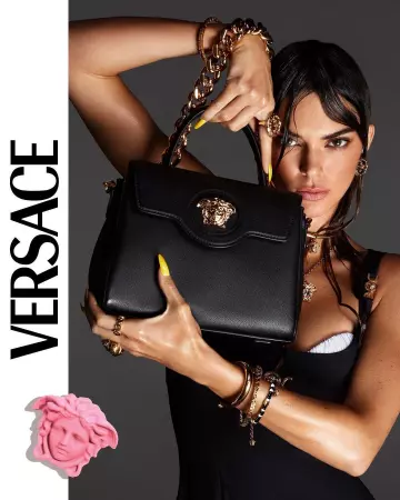 Le sac à main La Medusa de Versace porté par Kendall Jenner sur une affiche pour la marque Versace