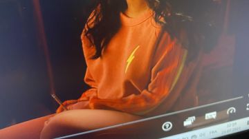 Le sweatshirt à éclair porté par Devi Vishwakumar (Mai­treyi Ra­ma­kri­sh­nan) dans la série Mes premières fois (Saison 2 Épisode 10)