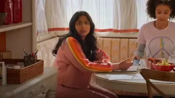 Le sweatshirt à éclair porté par Devi Vishwakumar (Mai­treyi Ra­ma­kri­sh­nan) dans la série Mes premières fois (Saison 2 Épisode 10)