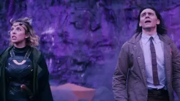 Variante TVA Chaqueta marrón usada por Loki (Tom Hiddleston) como se ve en la serie de televisión Loki (S01E03)