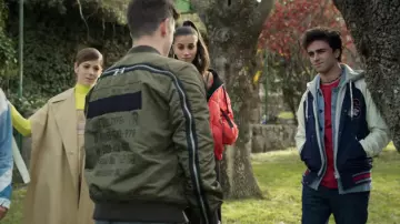 La veste militaire verte Diesel portée par Guzmán Nunier (Miguel Bernardeau) dans la série Élite (Saison 4 Épisode 8)