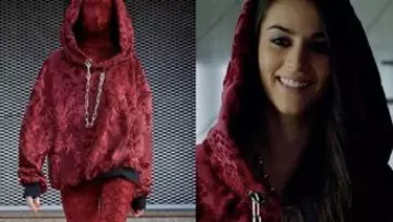 Red velvet hoddie with chain worn by Rebeka Parrilla Claudia Salas in Elite
