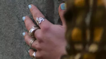 La bague feuille portée par Yelena Belova (Florence Pugh) dans le film Black Widow