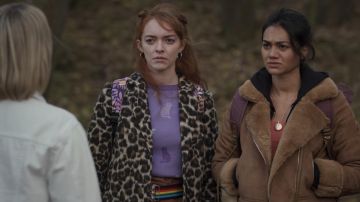 La chaqueta de piel usada por Mia (Lisa Ambalavanar) en la serie The A List (S02E03)