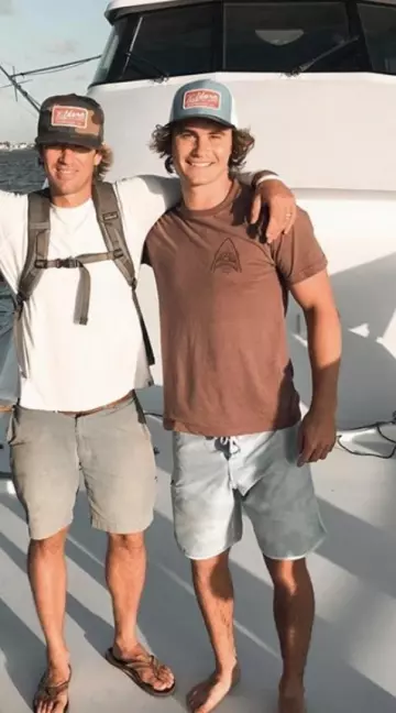 La casquette Volcom portée par Chase Stokes sur une photo du tournage la série Outer Banks