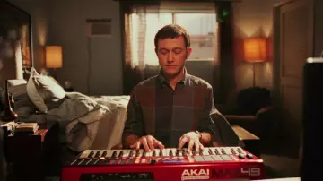Controlador MIDI de teclado Akai MAX49 con salida CV utilizado por Josh Corman (Joseph Gordon-Levitt) como se ve en la serie de televisión Mr. Corman (S01E01)