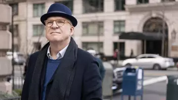 Bleu Fedora Hat porté par Charles (Steve Martin) comme on le voit dans Seuls les Meurtres dans le Bâtiment (Saison 1 Épisode 1)