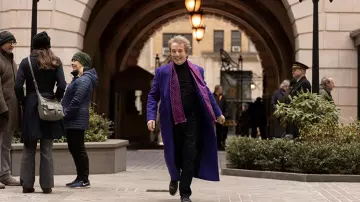 Polka-Dot Foulard en Soie en violet porté par Oliver (Martin Short) comme on le voit dans Seuls les Meurtres dans le Bâtiment (Saison 1 Épisode 1)
