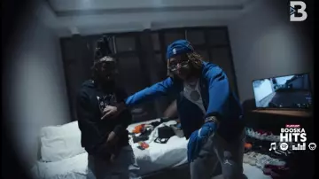 La casquette bleue portée par Zola dans son clip Zola | Freestyle Booska'Sten
