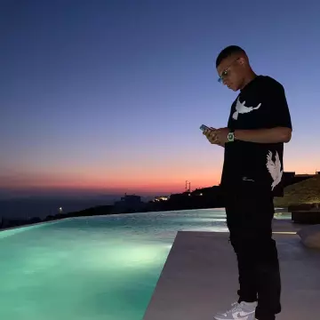 Le t-shirt noir oversize 3 Paradis porté par Kylian Mbappé sur son compte Instagram @k.mbappe