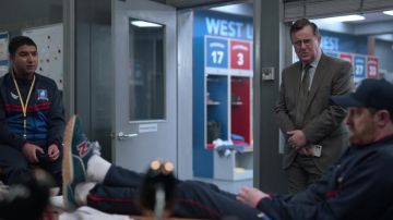 Zapatillas New Balance usadas por el entrenador Beard (Brendan Hunt) como se ve en la serie de televisión Ted Lasso (S02E03)