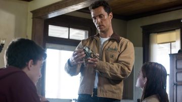 La chaqueta marrón con un bolsillo en el lado izquierdo de Cooper (Matthew McConaughey) en la película Interstellar