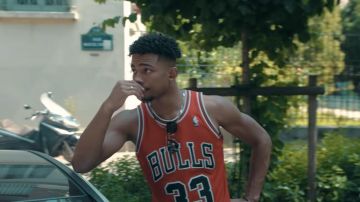 Le maillot NBA 33 des Chicago Bulls porté par Koffi Lossa dans son clip Paris c'est tragique 5 ft. Yaya Krisso