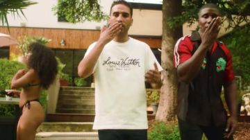 Le t-shirt blanc Louis Vuitton porté par Heuss l'Enfoiré dans le clip OLA OLA OLA de No Limit, Bosh, Heuss l'Enfoiré