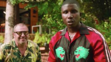 La veste de survêtement portée par Bosh dans le clip OLA OLA OLA de No Limit, Bosh, Heuss l'Enfoiré