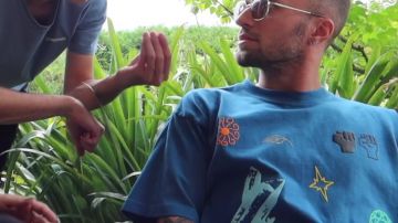 Le t-shirt bleu Obey 'In The Groove' de Squeezie dans la vidéo YouTube ON ORGANISE UNE SOIRÉE DE GROS ZOZO