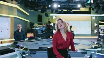 La camisa de seda roja usada por France de Meurs (Léa Seydoux) en la película France