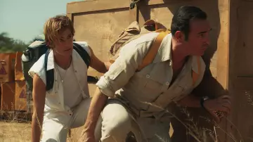 La chaqueta vaquera blanca sin mangas de OSS 1001 (Pierre Niney) en la película OSS 117: Red Alert in Black Africa