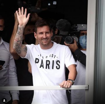 La camiseta del PSG ICI C'EST PARIS usada por Lionel Messi cuando llegó al aeropuerto de Le Bourget en París el 10 de agosto de 2021 para su transferencia al PSG