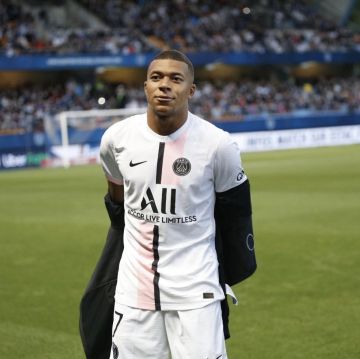 Le maillot blanc du PSG 2021/22 porté par Kylian Mbappé sur son compte Instagram @k.mbappe
