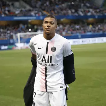 Le maillot blanc du PSG 2021/22 porté par Kylian Mbappé sur son compte Instagram @k.mbappe