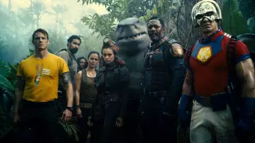 Camiseta de Yellow Rabbit Bunny con un letrero usado por el coronel Rick Flag (Joel Kinnaman) como se ve en la película The Suicide Squad