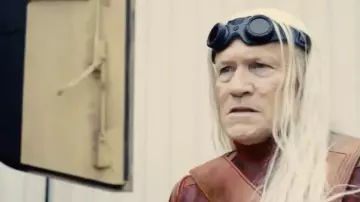 Gafas negras steampunk usadas por Savant (Michael Rooker) como se ve en la película The Suicide Squad