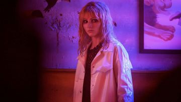 White raincoat worn by Eloise (Thomasin McKenzie) as seen in Last Night in Soho movie