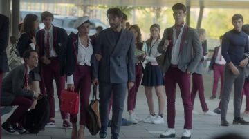 Le sac cartable vintage rouge de Ari Blanco (Carla Díaz) dans la série Élite (S04E01)