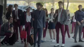 Le sac cartable vintage rouge de Ari Blanco (Carla Díaz) dans la série Élite (S04E01)