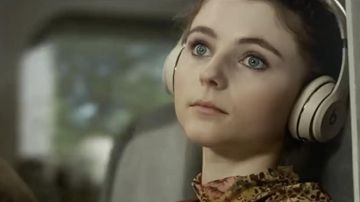 Beats by Dre headphones used by Eloise (Thomasin McKenzie) in Last Night in Soho movie