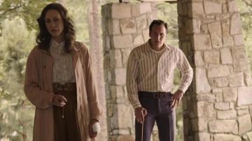 Manteau de Couleur beige porté par Lorraine Warren (Vera Farmiga) dans The Conjuring: The Devil Made Me Do It