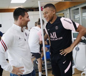 La veste d'entrainement blanche Nike du Paris Saint-Germain portée par Lionel Messi lors de sa rencontre avec Kylian Mbappé sur le compte Instagram de @k.mbappe